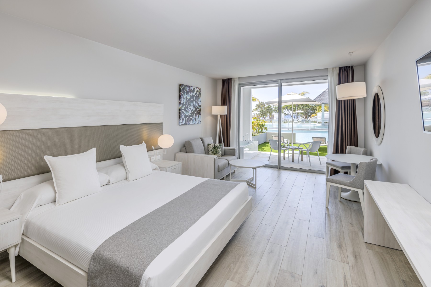 The Level Grand Premium Swim-up